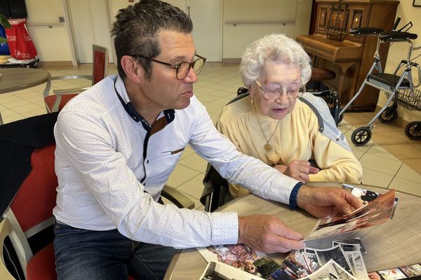 Avec son fils Pierre-Claude, Aline évoque le passé en regardant des photos de famille.