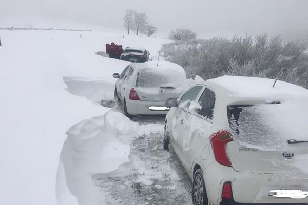 Une équipe du GRIMP des pompiers de l’Aude a été engagée afin de porter secours à deux automobilistes bloqués par la neige, vendredi matin, sur un chemin situé près du col de la Fage, sur le territoire de la commune de Fourtou, dans l'Aude.