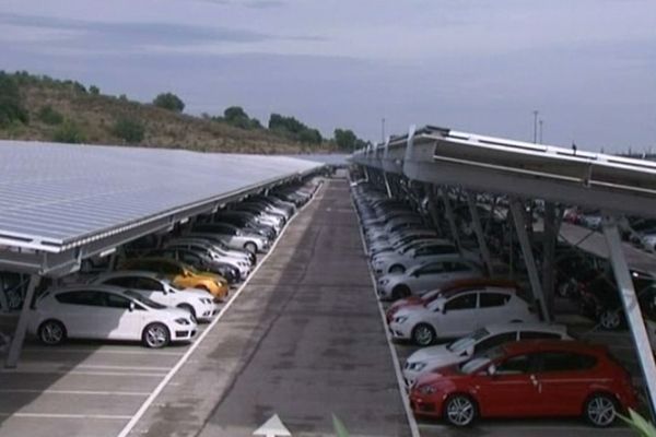 Le Boulou (Pyrénées-Orientales) - un toit solaire sur ombrières de parkings - 11 octobre 2012.