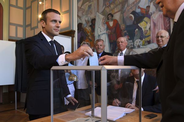 Le président de la République Emmanuel Macron à son bureau de vote du Touquet