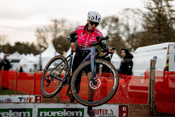 Découvrez le cyclo-cross, un mix unique entre VTT et cyclisme sur route ! Techniques, boue, obstacles : plongez dans l'univers des compétitions et événements en France, avec notamment