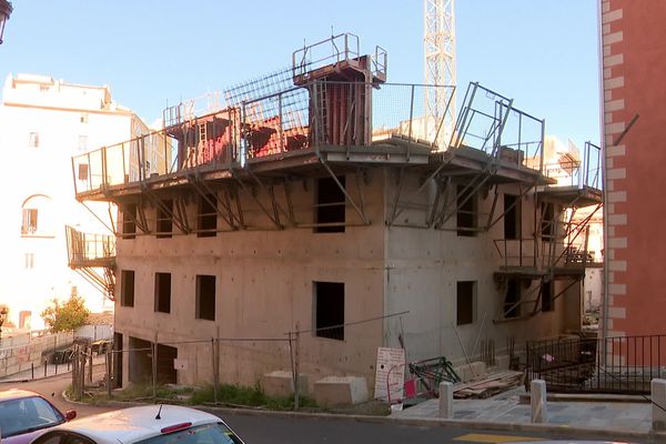 Dans le centre ancien de Bastia, les chantiers de quatre immeubles sont à l'arrêt.