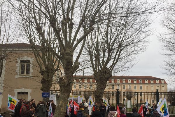 Des professeurs manifestent contre la baisse de la dotation horaire globale devant le lycée Vauban à Auxerre.