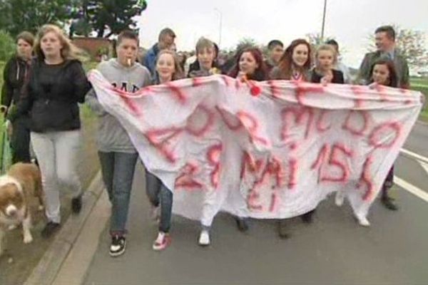 Des lycéens au premier rang dans la manif pour un Mc Do à Saint-Pol-sur-Ternosie. 