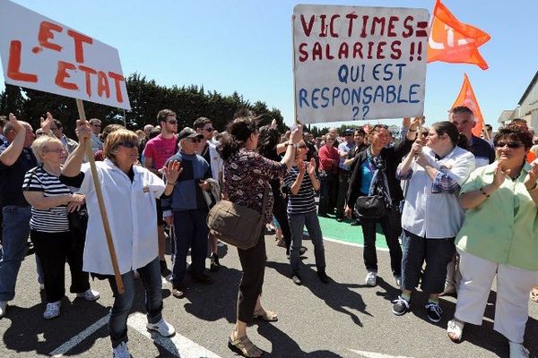 Castelnaudary (Aude) - le Comité d'entreprise du 5 juin 2013 et les salariés qui attendent à l'extérieur de l'entreprise.