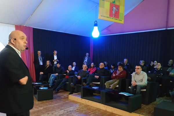 Philippe Croizon devant des entrepreneurs pour parler de l'emploi des handicapés