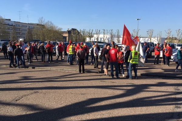 Une petite centaine de manifestants s'est rassemblé à Thionville (Moselle) ce jeudi 19 avril 2018.