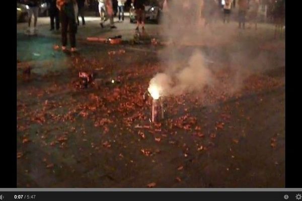 De très nombreux tirs de mortiers sans aucune sécurité place de la République à Metz.