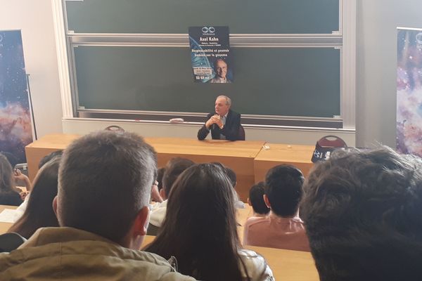 Le scientifique Axel Kahn est venu deux jours dans le Puy-de-Dôme, les 29 et 30 mars, il a donné une conférence et a échangé avec des lycéens. 