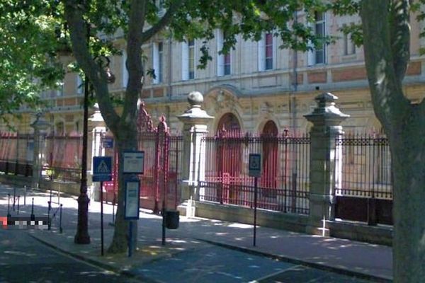 Narbonne (Aude) - Collège Victor Hugo et arrêt de bus où s'est produit l'agression - archives