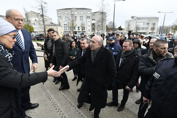 Gérard Collomb en visite aujourd'hui dans le quartier de l'Argonne, à Orléans. 