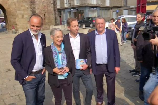 Élisabeth Borne en compagnie d'Édouard Philippe, de son suppléant Freddy Sertin et du maire de Vire Marc-Andreu Sabater.