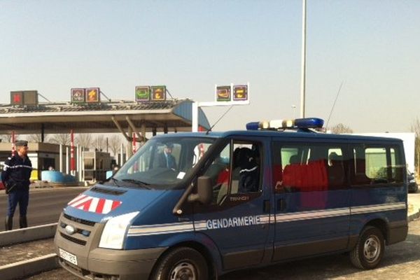 Contrôles gendarmerie péage A16 nord pour sensibiliser les automobilistes à réduire leur vitesse en raison de la pollution