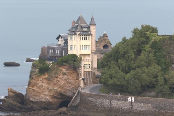 La villa Belza est une villa de style néo-médiéval construite entre 1880 et 1895 sur la côte rocheuse de Biarritz, sur la côte basque.