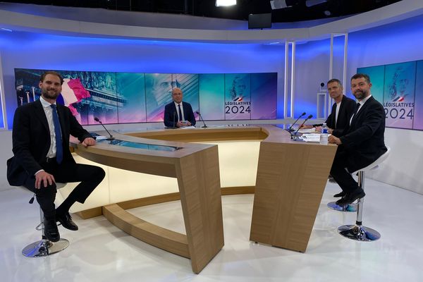 Le député sortant Eric Ciotti n'a pas accepté l'invitation. Sur le plateau : à gauche sur la photo Graig Monetti : Renaissance - Horizons (REN), au fond : Olivier Salerno : Nouveau Front Populaire - La France Insoumise  (NFP) - Virgile Vanier-Guérin : Les Républicains (LR) (à droite).