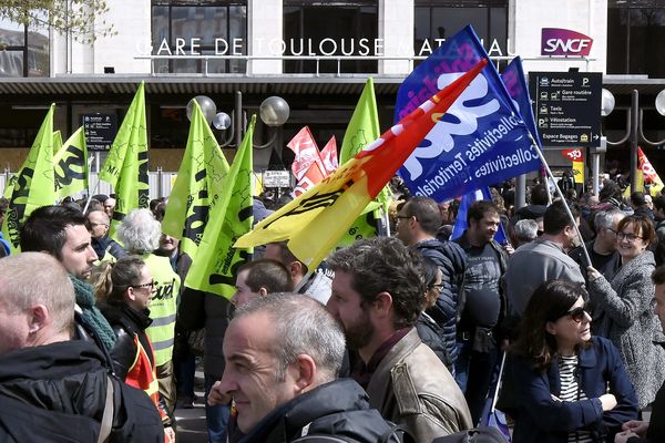 Manifestation de cheminots devant la gare Matabiau à Toulouse