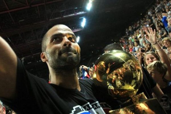 Tony Parker à l'Arena de Montpellier présente le trophée du NBA