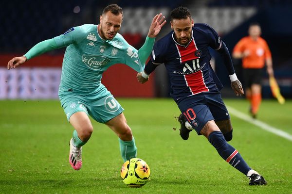 Neymar, ici avec le milieu de terrain angevin Antonin Bobichon, est l'auteur de deux des six buts des parisiens lors du match contre le SCO