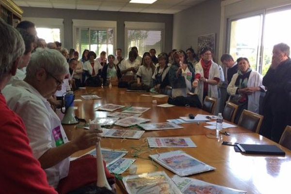 Ce mercredi, le CHSCT du centre hospitalier psychiatrique du Mas Careiron, à Uzès a été interrompu par des salariés. ils manifestent ontre la volonté de la direction de modifier le temps de travail.  