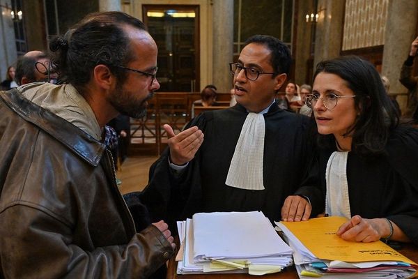 Le 11 mars 2020, avant le début de l'audience devant la Cour d'appel de Lyon, l'agriculteur Cédric Herrou échange avec ses avocats, Zia Oloumi et Sabrina Goldman.