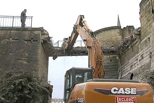 Destruction de la passerelle de la porte Saint-Pierre du château de Caen ce mardi 8 janvier