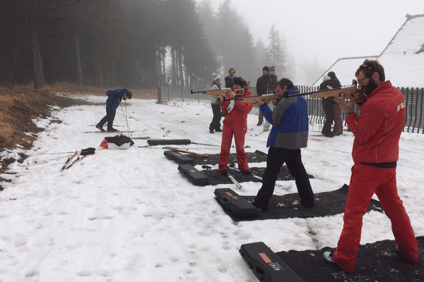 Stanislas Peyronnet initie les visiteurs au biathlon, discipline qui mêle ski de fond et tir à la carabine.