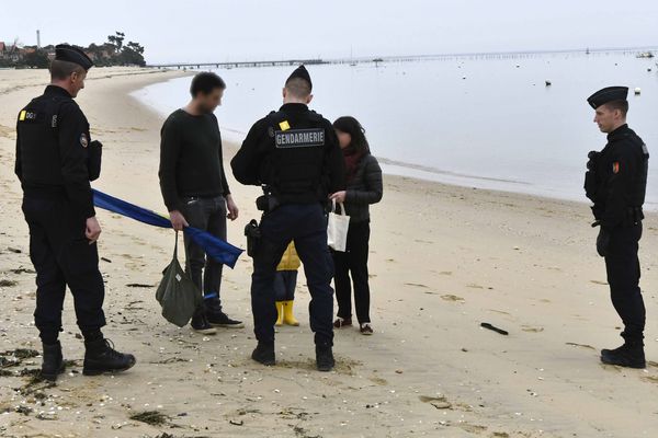 La gendarmerie a contrôlé ce couple alors que les plages aquitaines sont fermées au public pour limiter la propagation du coronavirus. 