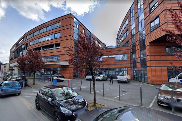 L'entrée de l'hôpital Manchester à Charleville-Mézières. 