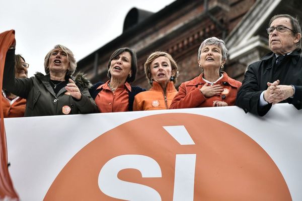 Adele Olivero, Simonetta Carbone, Patrizia Ghiazza, Giovanna Giordano Peretti et le politicien Mino Giachino, chantent l'hymne national lors de la manifestation de milliers de personnes en soutient au projet de ligne ferroviaire à grande vitesse (TAV) Lyon/Turin, le 10 novembre 2018, sur la Piazza Castello à Turin.