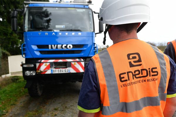 Archives déc 2017 / des agents ERDF Enedis réparent une ligne Haute tension