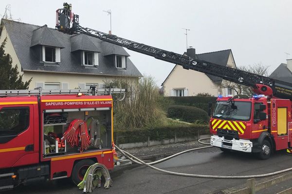 Le pavillon n'est que partiellement touché par l'incendie