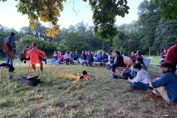 Pour les Nuits des Forêts, les conteurs de la compagnie " la Cour des Contes " vous invitent à un pique-nique conté en forêt de Rambouillet.