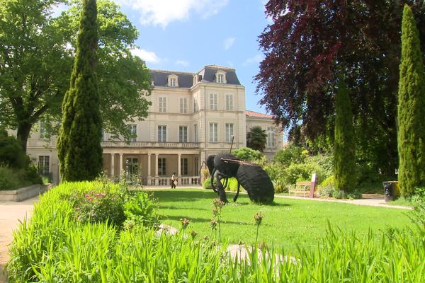 Un hôtel particulier du XVIIIe siècle accueille aujourd'hui le museum d'histoire naturelle.