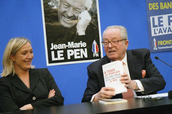 "Nous mesurons ce que nous lui devons..." Depuis la mort de Jean-Marie Le Pen, les hommages affluent dans les rangs de l'extrême droite. Parmi la jeune garde du parti, l'héritage du fondateur du Front national n'est pas si facile à assumer. Les réactions sont mesurées.