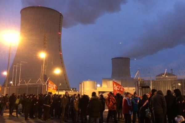 Une centaine de manifestants a bloqué les entrées de la centrale