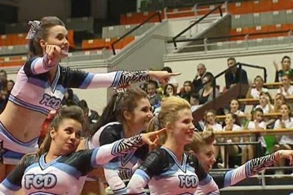 La base du cheerleading (littéralement "mener, animer les encouragements"), c'est de proposer au public des prestations aussi spectaculaires que maîtrisées.