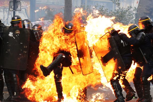 Des images d'une violence rare: des policiers ont été touchés par des jets de cocktails molotov. On déplore quatre blessés dont deux dans un état grave