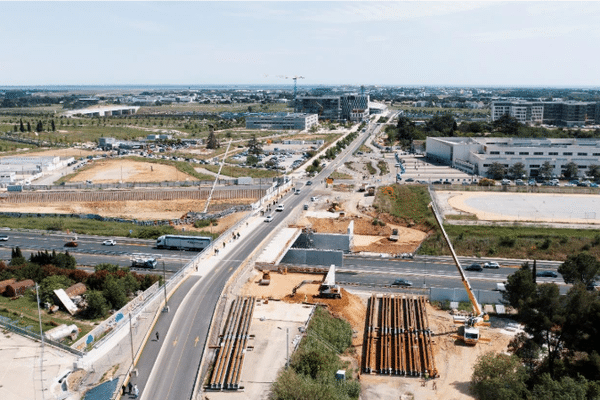 Livraison de poutres métalliques qui constituent la partie plane du futur pont.