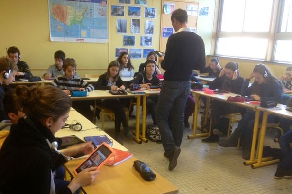 Les tablettes sont utilisées dans cette salle de classe d'un collège de Corrèze ( collège Jean Lurçat, Brive)