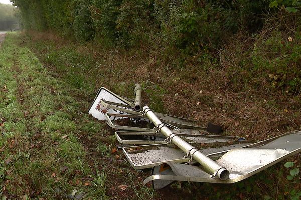 Percuté par la voiture, le panneau directionnel porte les traces de la violence du choc.