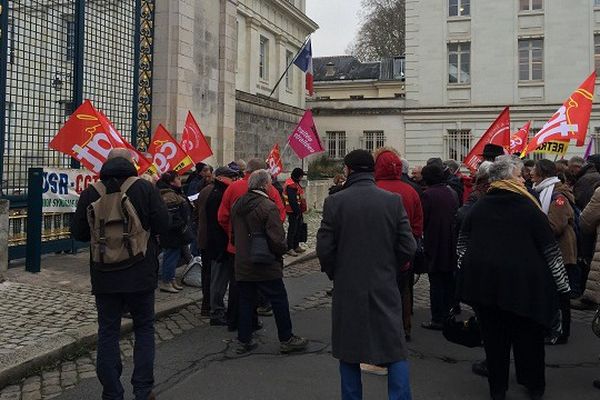 A Tours, les retraités se sont rassemblés devant les grilles de la Préfecture.