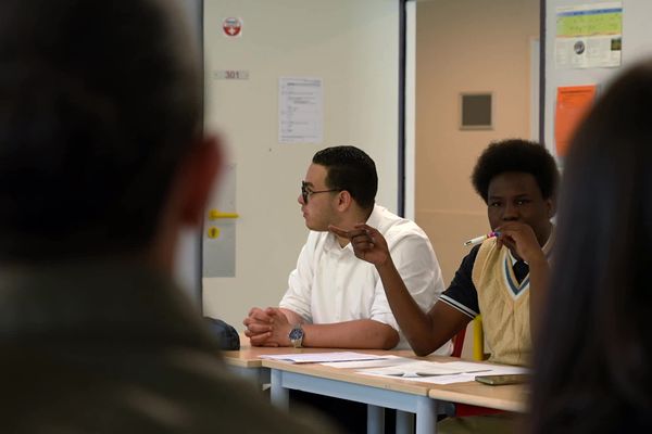 Dans leur salle de classe, les élèves se prêtent au jeu et multiplient les débats politiques.