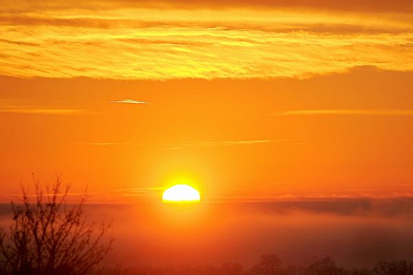 Lever de soleil dans l'ouest de la France le 31 décembre 2021. Photo d'illustration