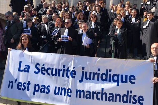 Une centaine d'avocats du barreau de Perpignan ont exprimé leur opposition au projet de loi de de réforme de la justice en organisant une journée "justice morte". Seul le procès Rançon a pu se tenir.