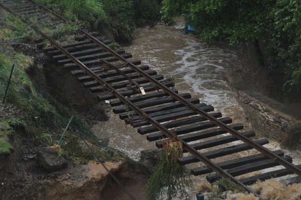 Après les orage et les pluies diluviennes tombées le 3 juin sur Morlaix, la force du torrent a emporté le ballast de la voie ferrée SNCF. Il faudra plusieurs jours pour rétablir le trafic sur la ligne Morlaix-Roscoff, estime la SNCF ce mardi matin.