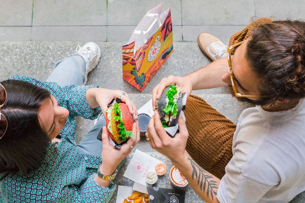 La marque italien espère allécher les jeunes Marseillais avec ses burgers colorés végétaliens.