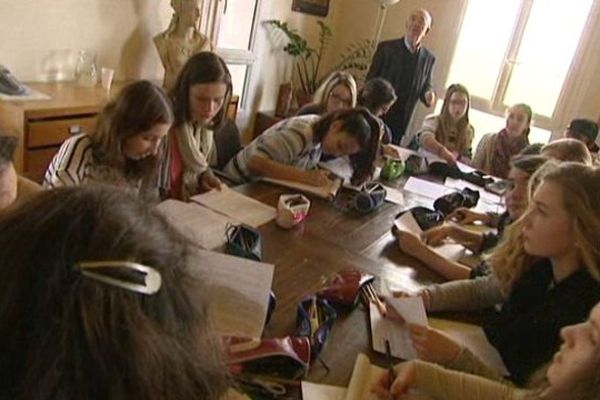 C'est dans la salle des mariages de la mairie de Louvigny que des élèves de 3e du collège Lemière ont eu cours ce lundi.