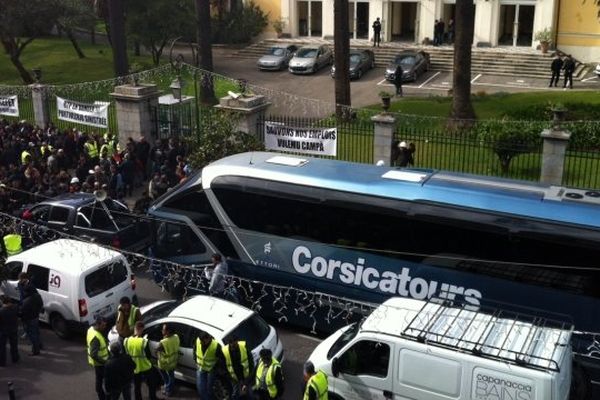 21/02/14 - Manifestation des professionnels du BTP de Porto-Vecchio devant la préfecture d'Ajaccio