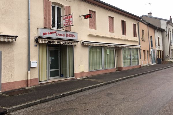 Un des trois locaux pouvant potentiellement accueillir le futur café de Monthureux-sur-Saône