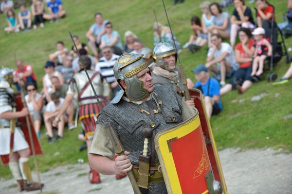 Reconstitution historique d'un camp romain avec des légionnaires lors des journées nationales de l'archéologie.